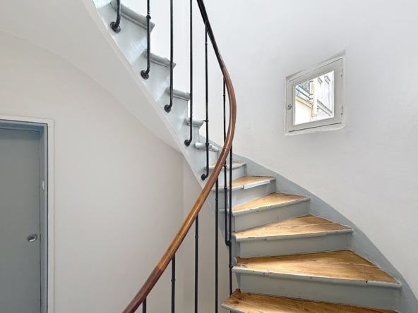 2 pièces en dernier étage à vendre - Rue Crussol - Paris 11