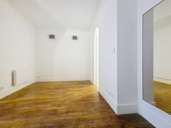 Style Loft à louer vide - Rue C de la Rochefoucault - Paris 9