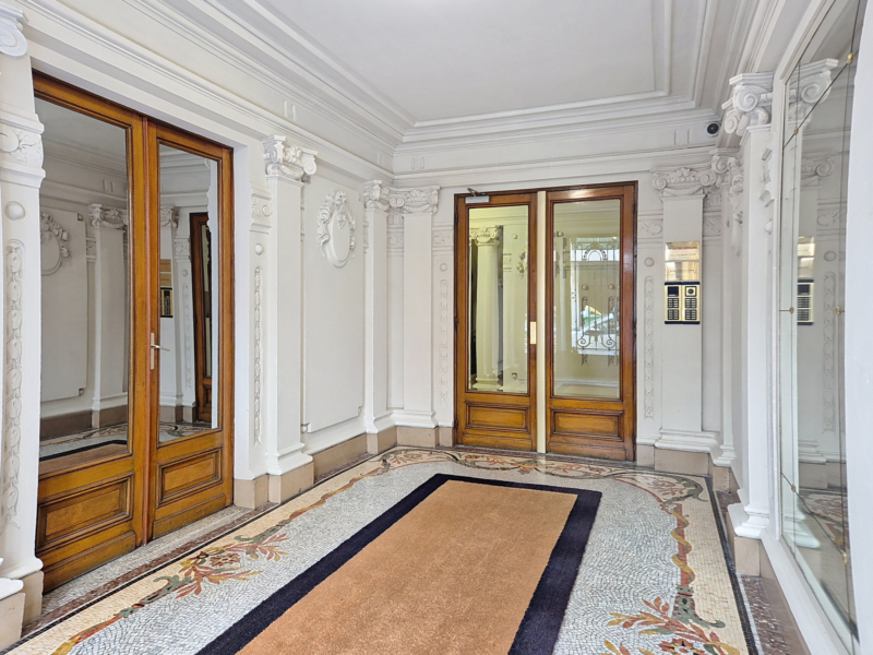 Paris 16 FOCH - chambres de bonne à rénover séparées - Dernier étage lumineux avec ascenseur