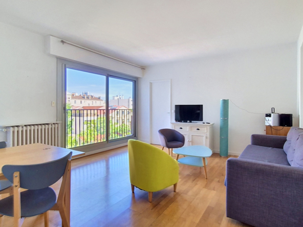 2 pièces avec cave à louer meublé - Rue de la Plaine - Paris 20