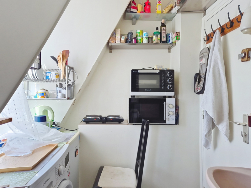 Paris 16 FOCH - chambres de bonne à rénover séparées - Dernier étage lumineux avec ascenseur