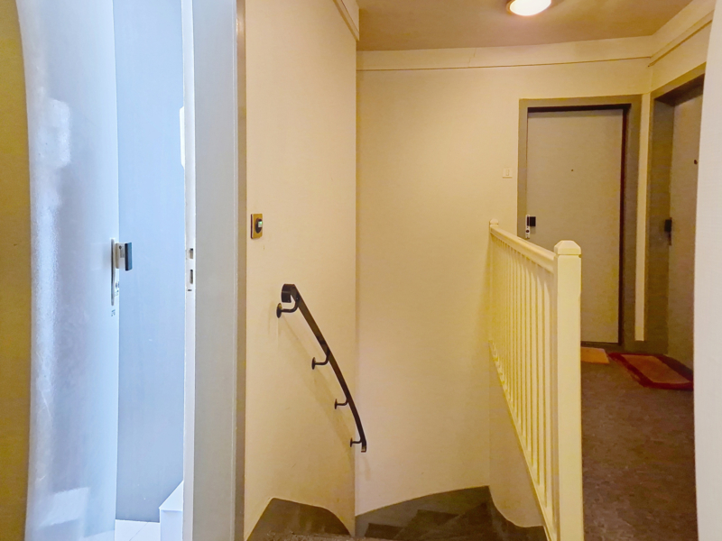 Paris 16 FOCH - chambres de bonne à rénover séparées - Dernier étage lumineux avec ascenseur