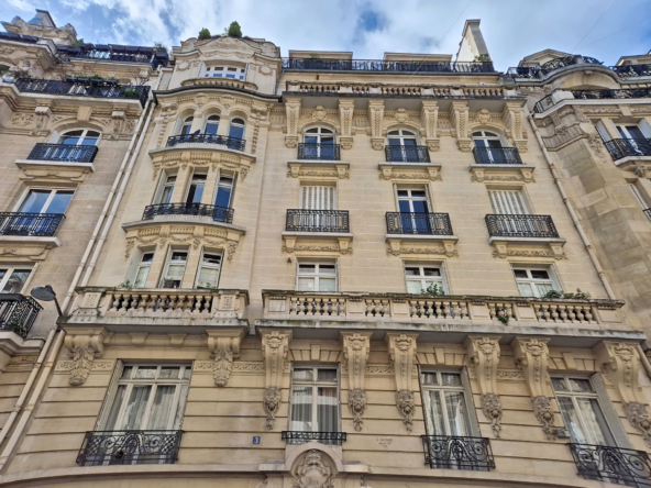 Paris 16 FOCH - chambres de bonne à rénover séparées - Dernier étage lumineux avec ascenseur