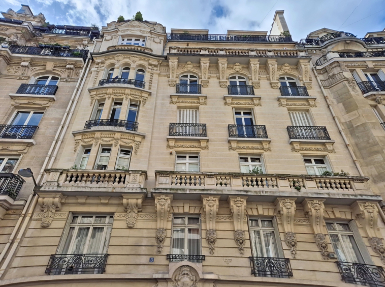 Exclusivié : Paris 16 FOCH - chambres de bonne séparées à rénover - Dernier étage avec ascenseur