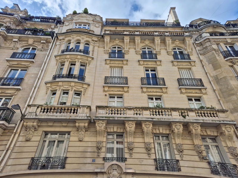 Paris 16 FOCH - chambres de bonne à rénover séparées - Dernier étage lumineux avec ascenseur