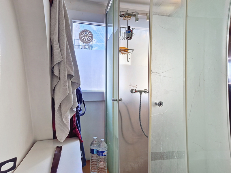 Paris 16 FOCH - chambres de bonne à rénover séparées - Dernier étage lumineux avec ascenseur