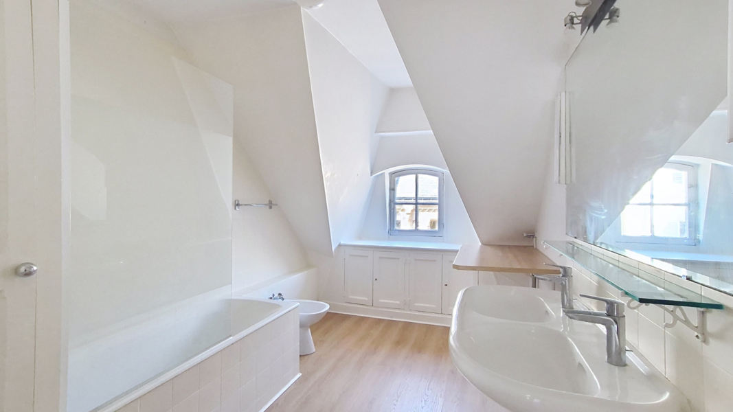 5 pièces - Rue de Liège - Paris 8