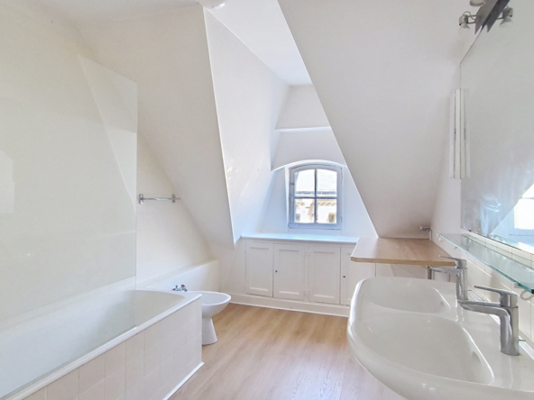 5 pièces - Rue de Liège - Paris 8